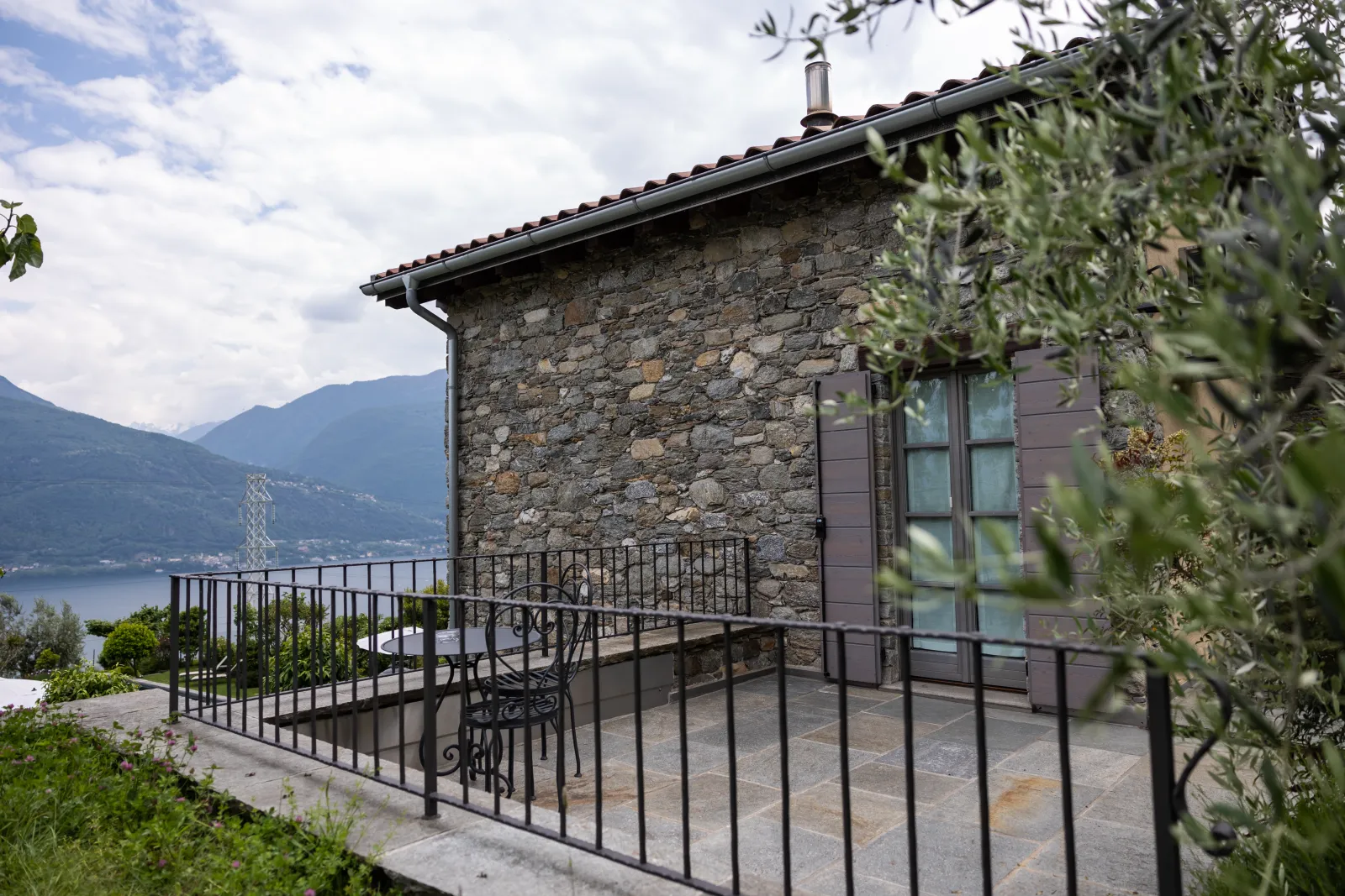 Camera matrimoniale con balcone vista piscina